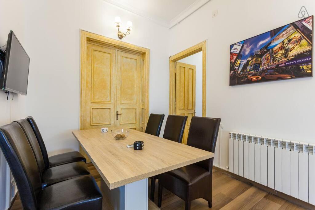 Auberge de jeunesse The Castle Of Piata Romana à Bucarest Extérieur photo